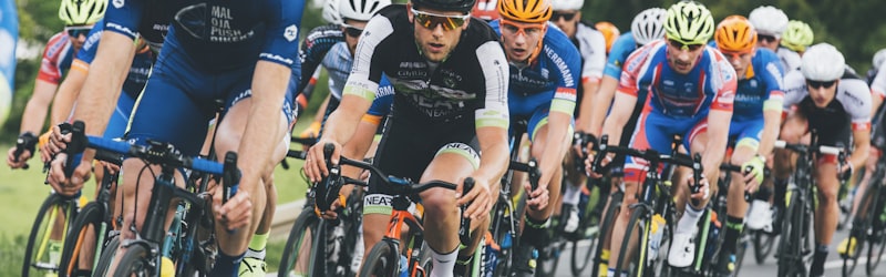 F1赛车在赛道上飞驰