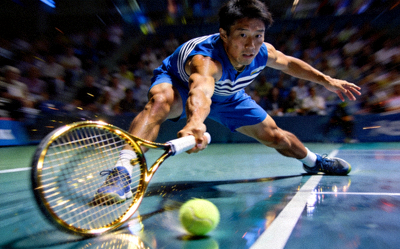 网球运动员大力发球动作